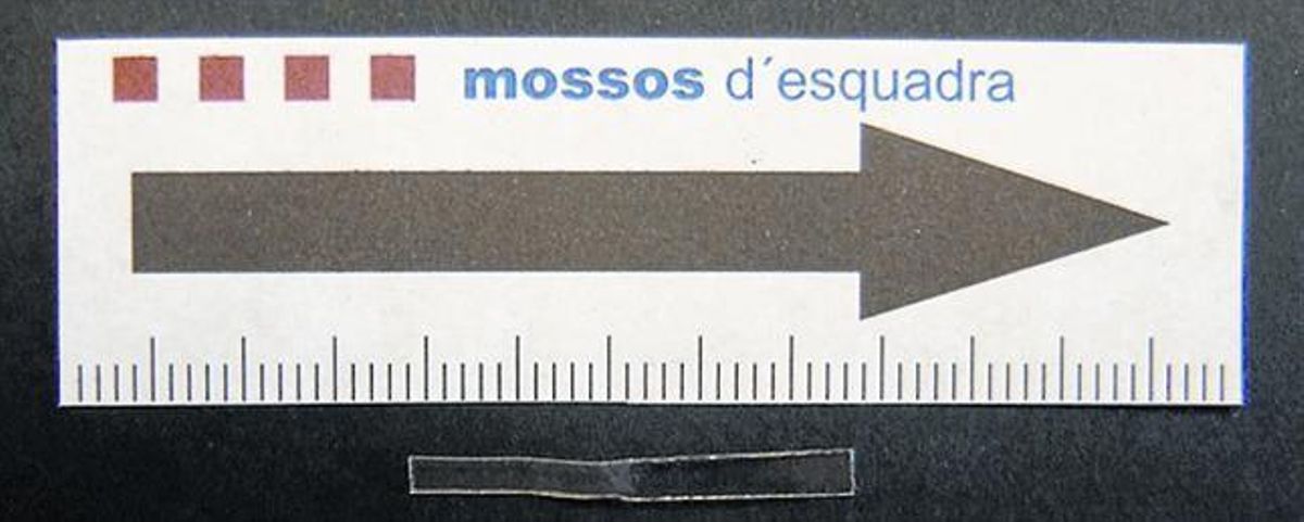 MARCADORS TRANSPARENTS3 Sobre aquestes línies, un dels marcadors que usen els lladres de pisos en una foto dels Mossos. A l’esquerra, un xivato col·locat a la ranura d’una porta, en una altra imatge de la policia. MARCADORS TRANSPARENTS3 Sobre aquestes línies, un dels marcadors que usen els lladres de pisos en una foto dels Mossos. A l’esquerra, un xivato col·locat a la ranura d’una porta, en una altra imatge de la policia.