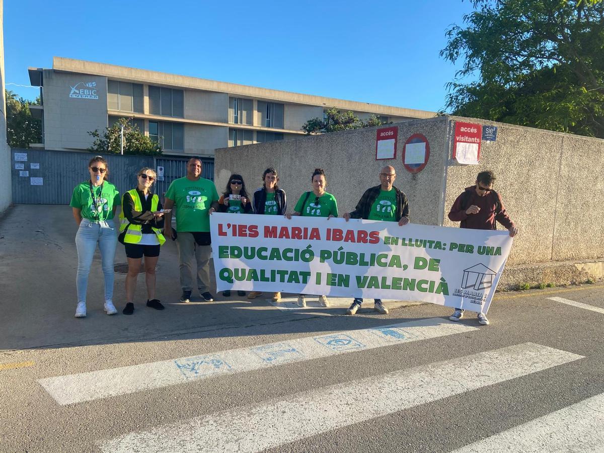 Profesores del Maria Ibars de Dénia, esta mañana en la entrada al Xebic de Ondara