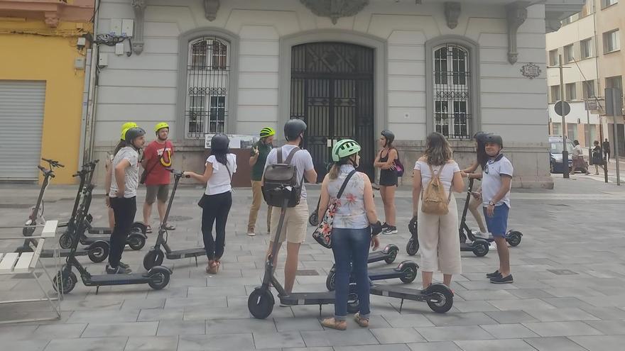 Una de las paradas de la visita en patinete ha sido la plaza del Centro, para conocer el ayuntamiento.