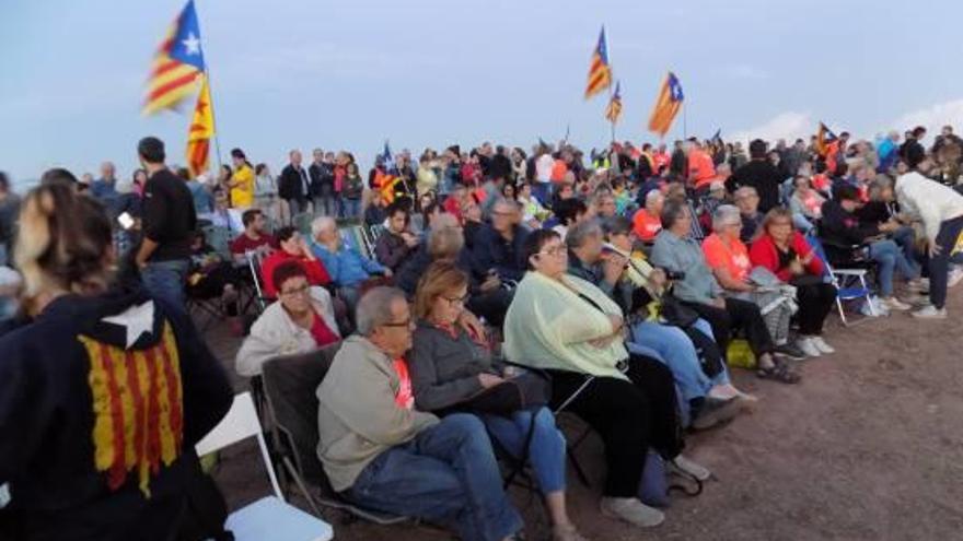 Públic congregat ahir al vespre al pla de Lledoners, a punt de veure la projecció de «13 dies d&#039;octubre»