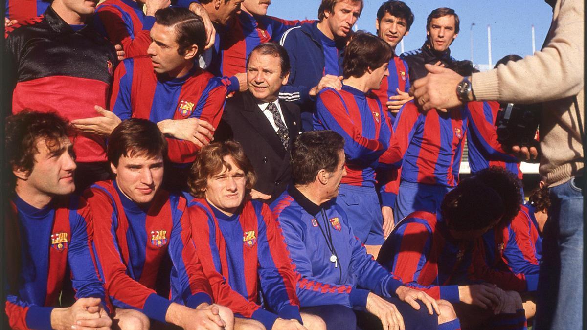 Parte de la plantilla de la temporada 1980/81 del Barça. El presidente Núñez en el centro junto a Quini (izquierda)