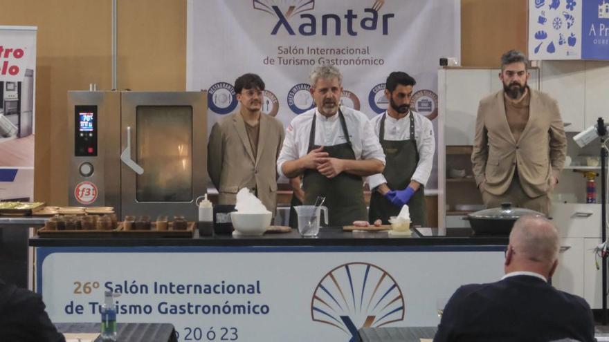 Miguel González, ayer, durante el taller impartido en Xantar con la base de productos de mercado de la plaza de abastos. |  Roi Cruz