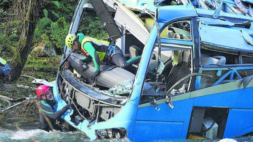 Efectivos de rescate en la cabina del vehículo, la zona que registró menos daños. |   // BERNABÉ