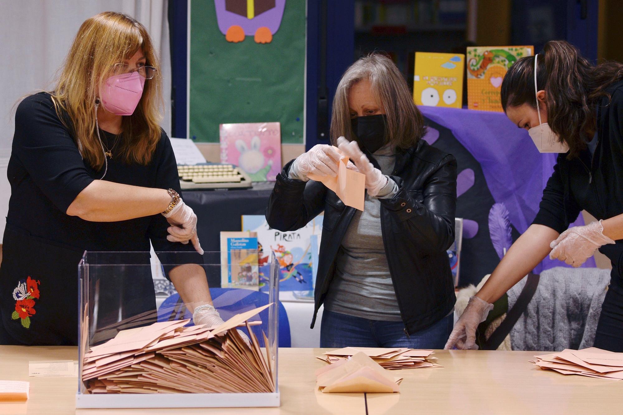 Miembros de la mesa de un colegio electoral realizan el recuento de votos tras las elecciones celebradas en Castilla y León este domingo en Valladolid.