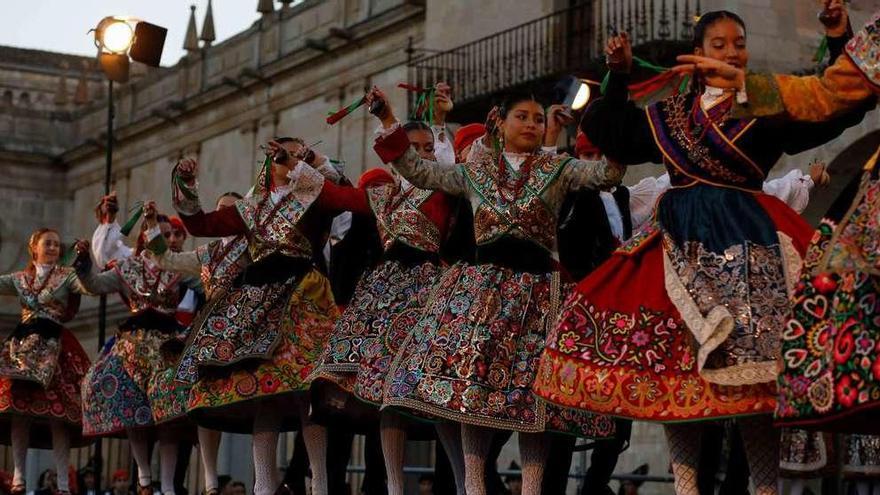 Los bailes llenaron la plaza de la Catedral de ambiente festivo.