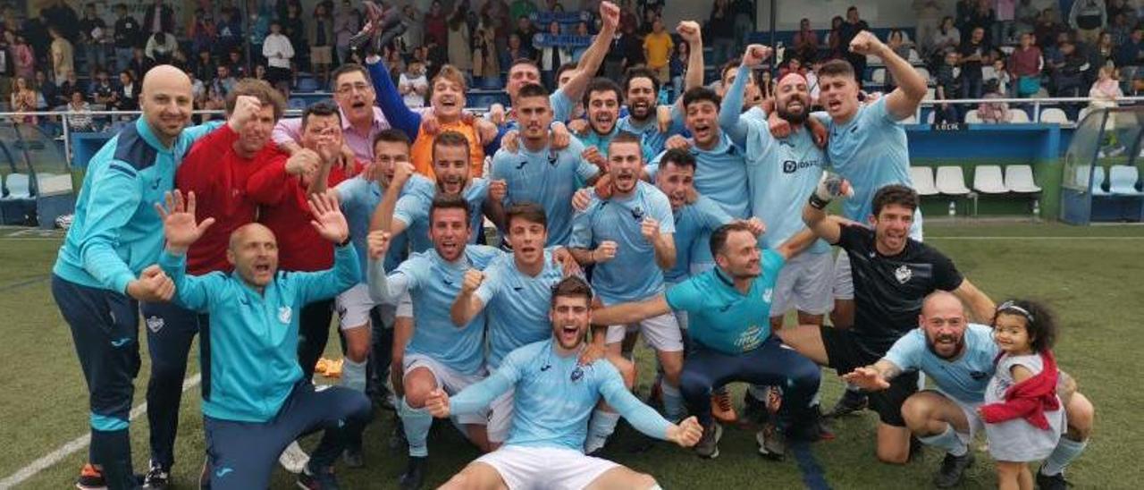 Plantilla y cuerpo técnico del Beluso celebran la permanencia en la categoría. | // SANTOS ÁLVAREZ