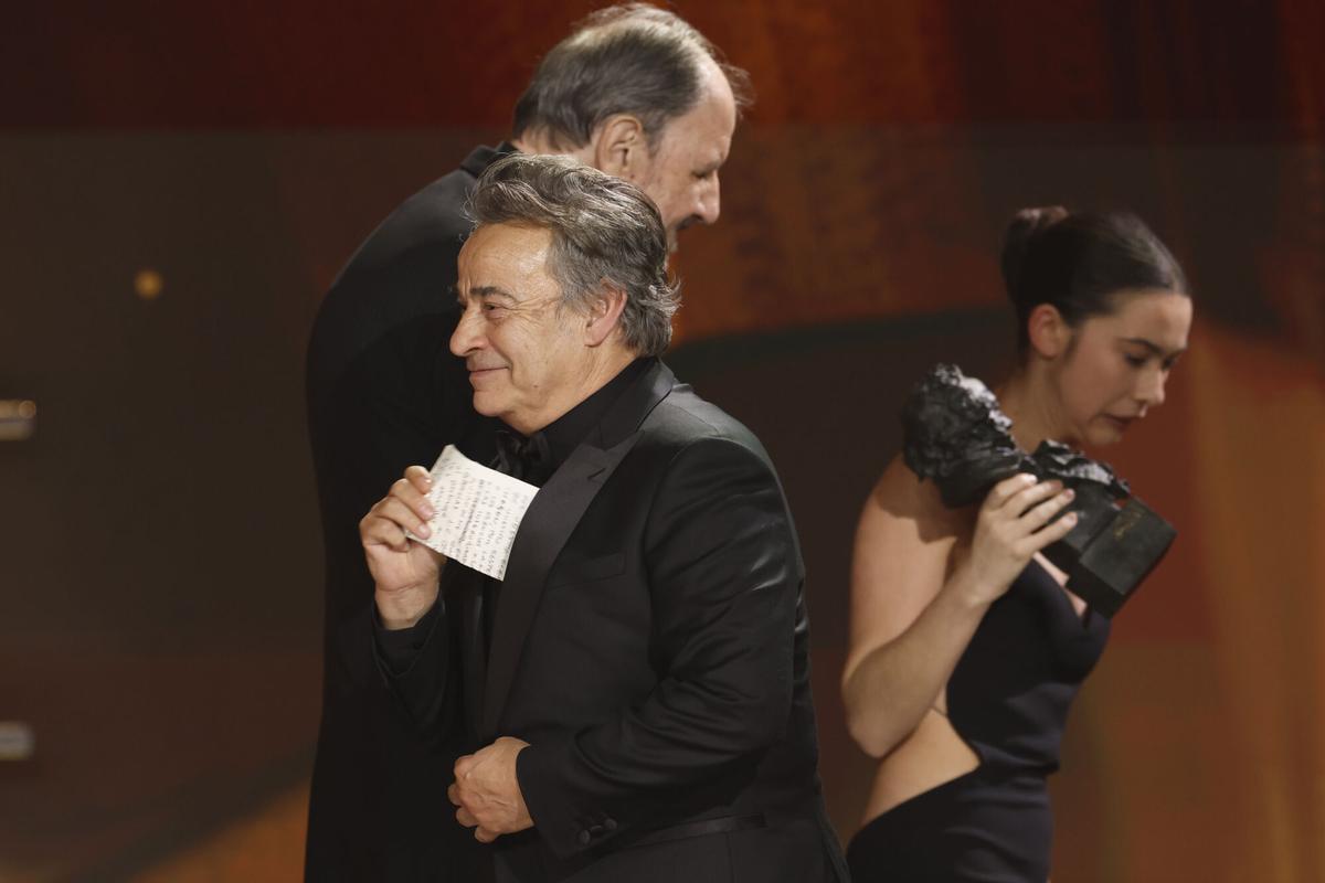 GRANADA, 08/02/2025.- El actor Eduard Fernández tras recibir el Goya a ´Mejor actor protagonista´ por su trabajo en ´Marco´ en la 39 edición de los Premios Goya de la Academia de Cine que se celebra este sábado en el Palacio de Congresos y Exposiciones de Granada. EFE/Julio Muñoz