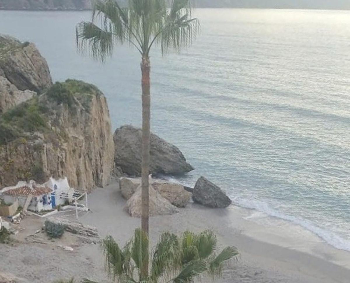 Costas acaba de recondicionar la playa nerjeña de Calahonda. | F. E.