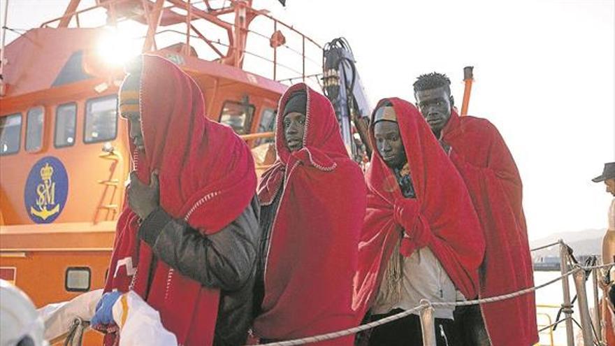 Rescatan a cien inmigrantes en aguas de Alborán