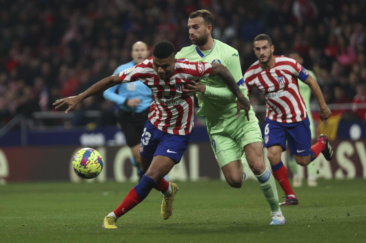 MADRID 04/02/2023.- El defensa mozambiqueño del Atlético de Madrid Reinildo Mandava (i) disputa un balón con Borja Mayoral (d), delantero español del Getafe, durante el partido entre el Atlético de Madrid y el Getafe CF correspondiente a la jornada 20 de LaLiga Santander, este sábado en el Estadio Cívitas Metropolitano de Madrid. EFE/ Kiko Huesca