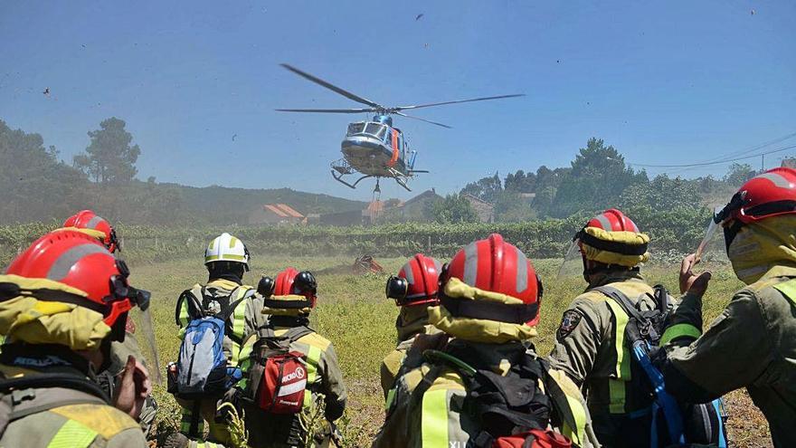 Un coche genera un incendio en Tremoedo que se sofocó desde el aire