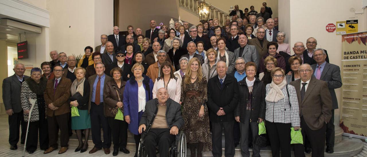 Las 47 parejas que ayer participaron en el homenaje a los matrimonios que han cumplido sus bodas de oro.