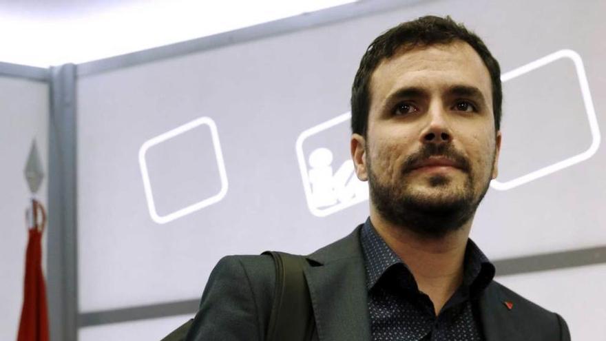 Garzón, ayer, a su llegada al consejo político de IU.