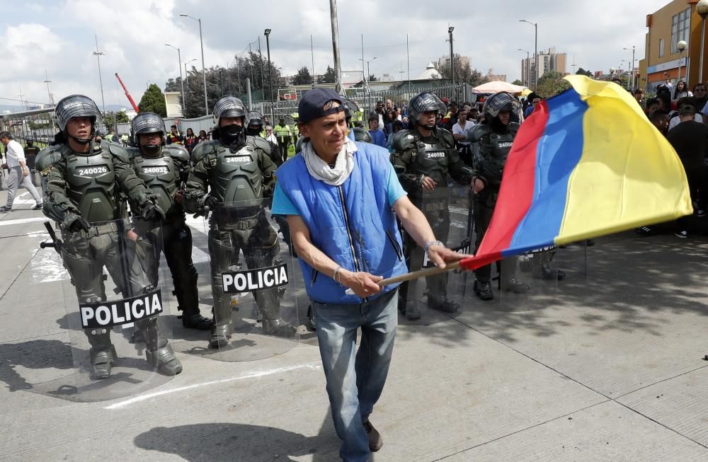 Los colombianos se apoderan de las calles para ...