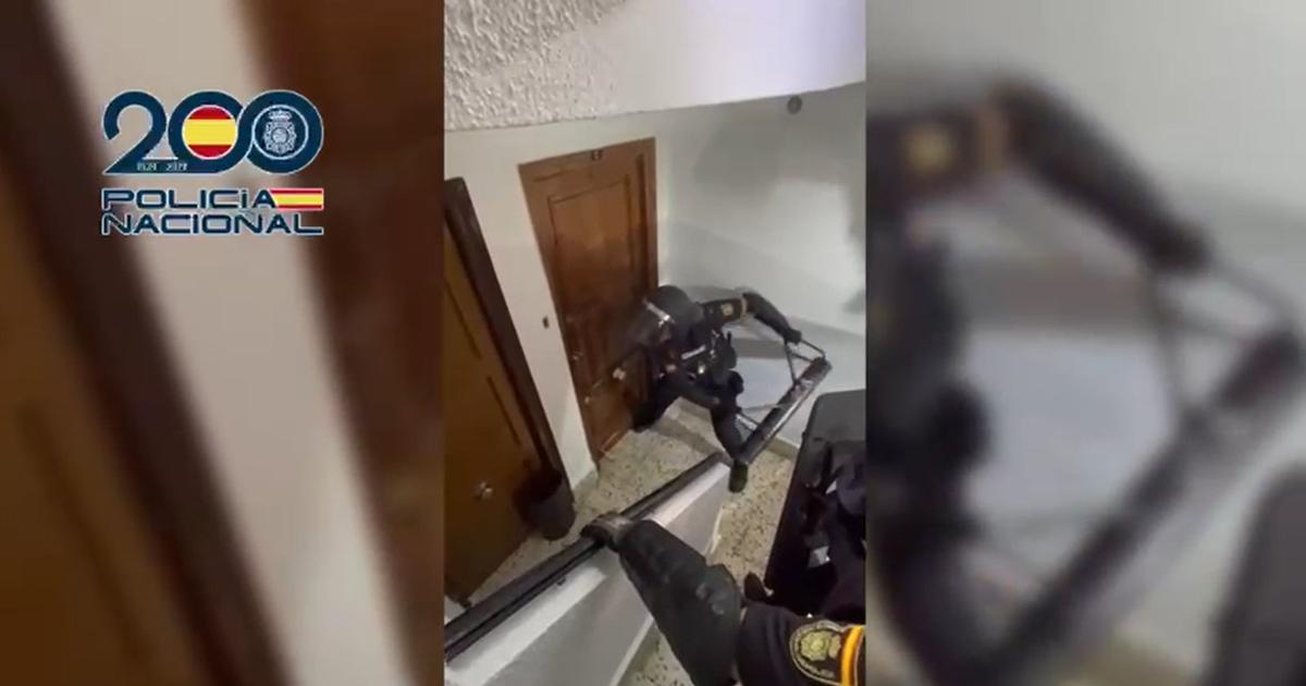 Police break the door of the domicile of the alleged perpetrator of the deadly stabbing to a young man in Elche