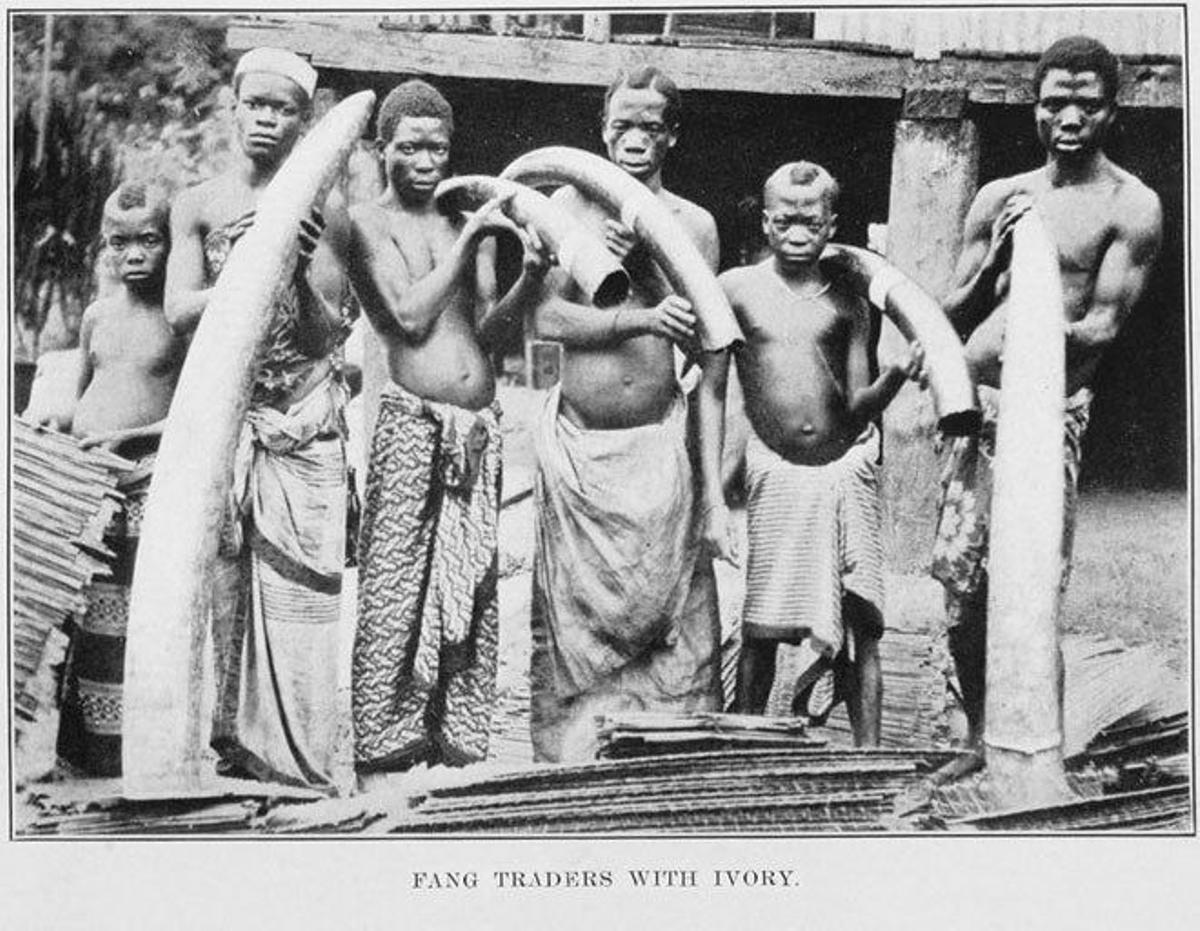 Comerciantes de marfil de la etnia fang.