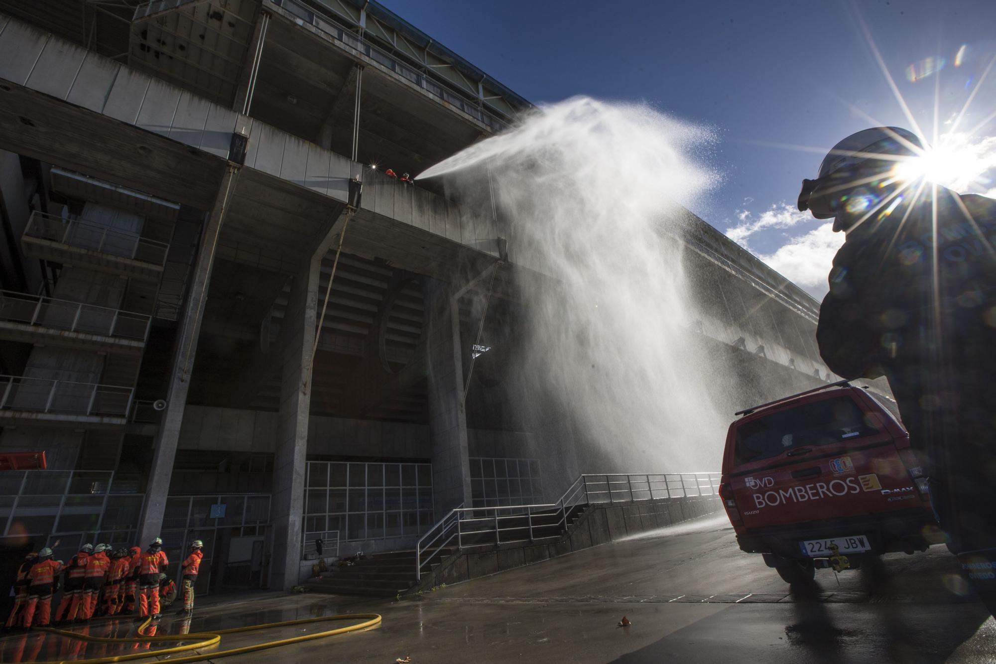 Así fue la espectacular práctica de los bomberos de Oviedo en el Tartiere