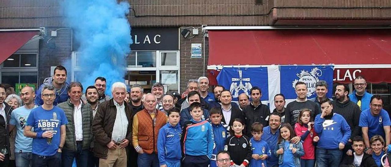 Integrantes de la peña Cadillac Azul, ante su sede.