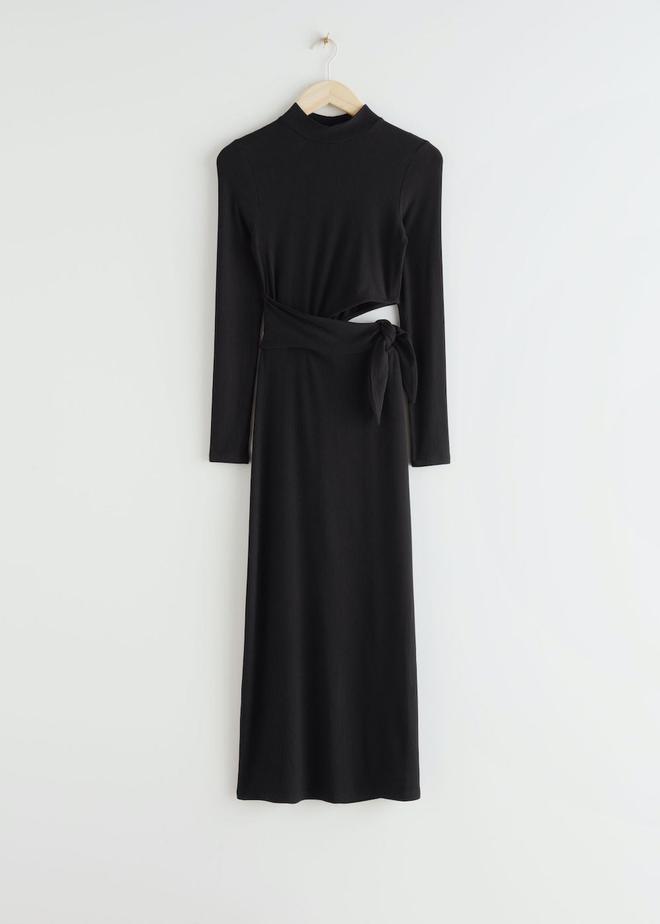 Vestido negro midi con cuello simulado, de &amp;Other Stories (34 euros)