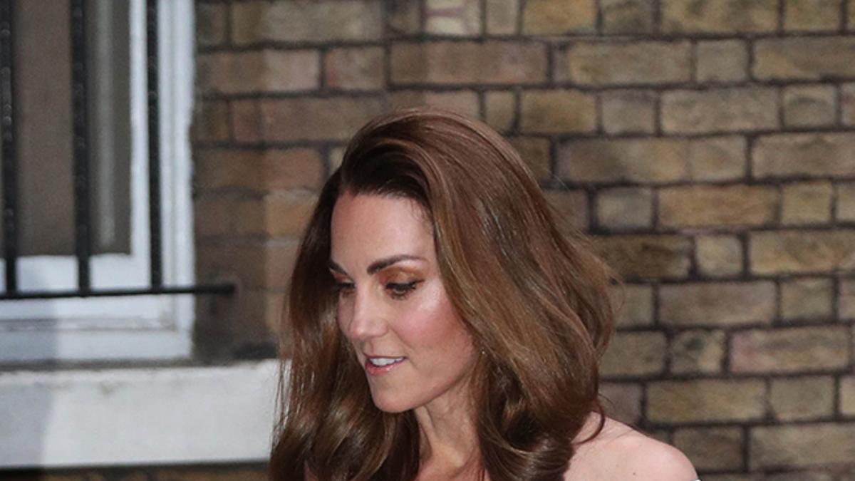 Kate Middleton con vestido blanco y clutch plateado