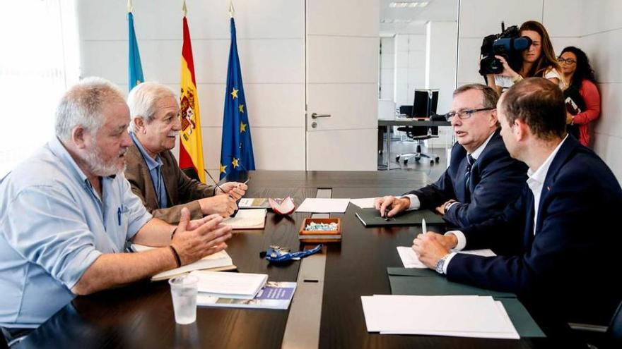 Pino y Rodríguez Braga, a la izquierda, y al otro lado, Del Busto y su jefe de gabinete, Pablo García.