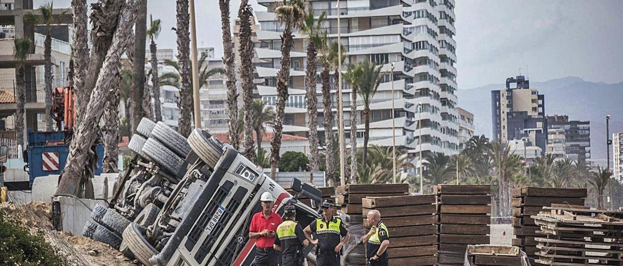 La hormigonera que volcó ayer en la playa de San Juan.