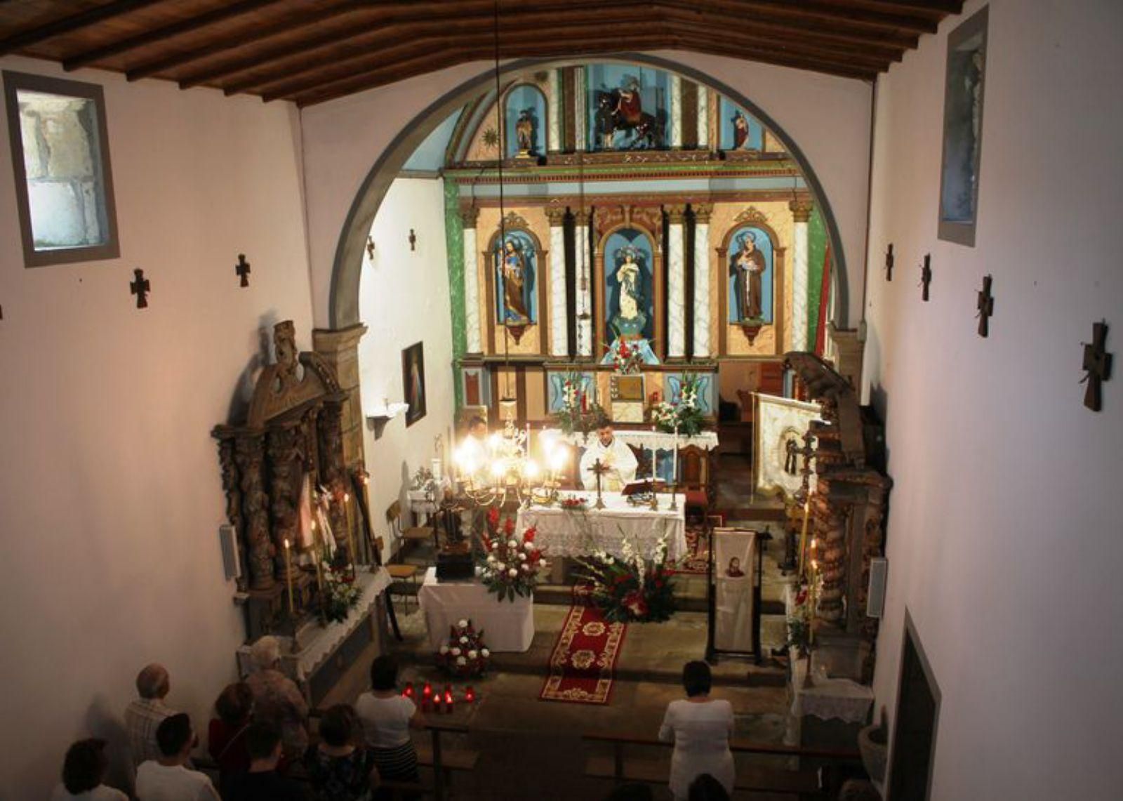 Celebración da eucaristía na igrexa de Prado