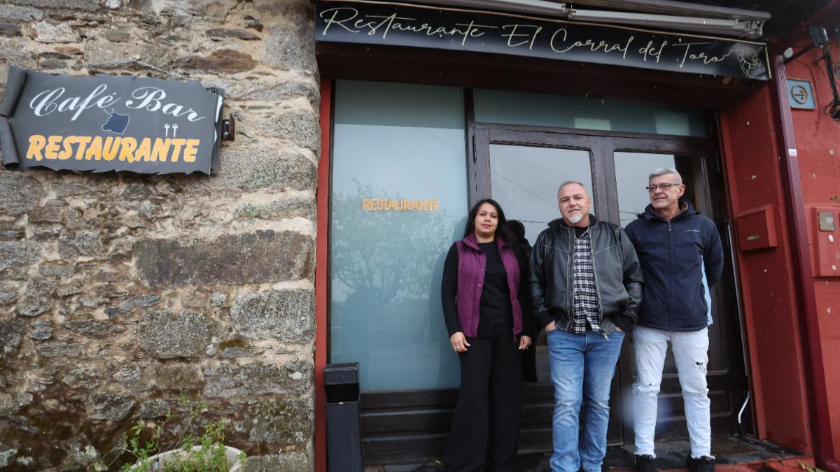 Tres madrileños dejan todo para llevar bar y casa rural del pequeño Monleón en Salamanca.
