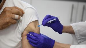 Un hombre recibe la vacuna contra la covid-19.