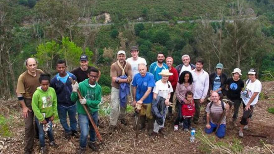 Integrantes de Fragas do Mandeo, con voluntarios, en una jornada de limpieza de un monte de Coirós.