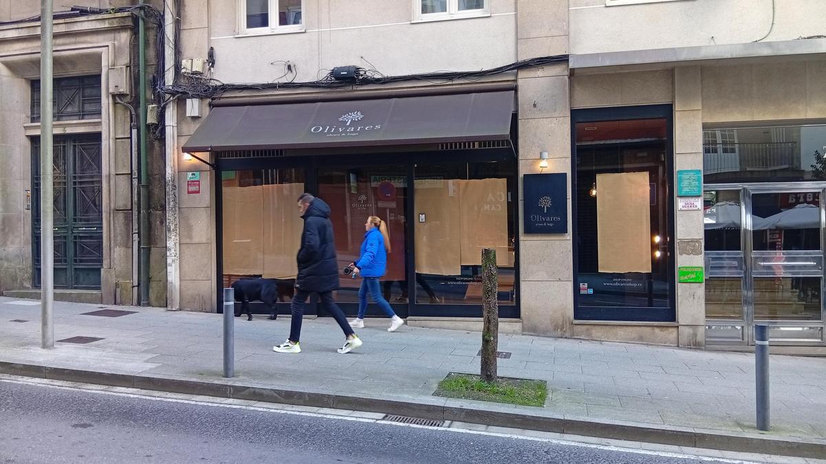 Escaparate de Olivares Shoes &amp; Bags Santiago, este martes.