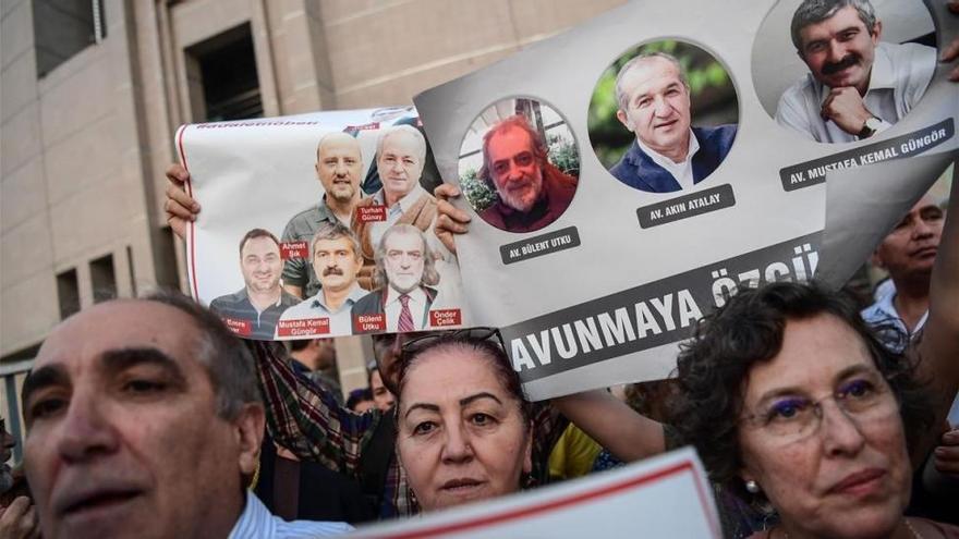 Turquía ordena la detención de otros 35 periodistas acusados de golpismo