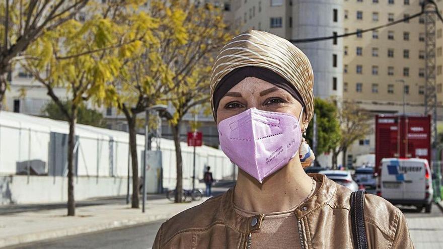 Valeria Lescano, en la puerta del Hospital General, donde está siendo tratada