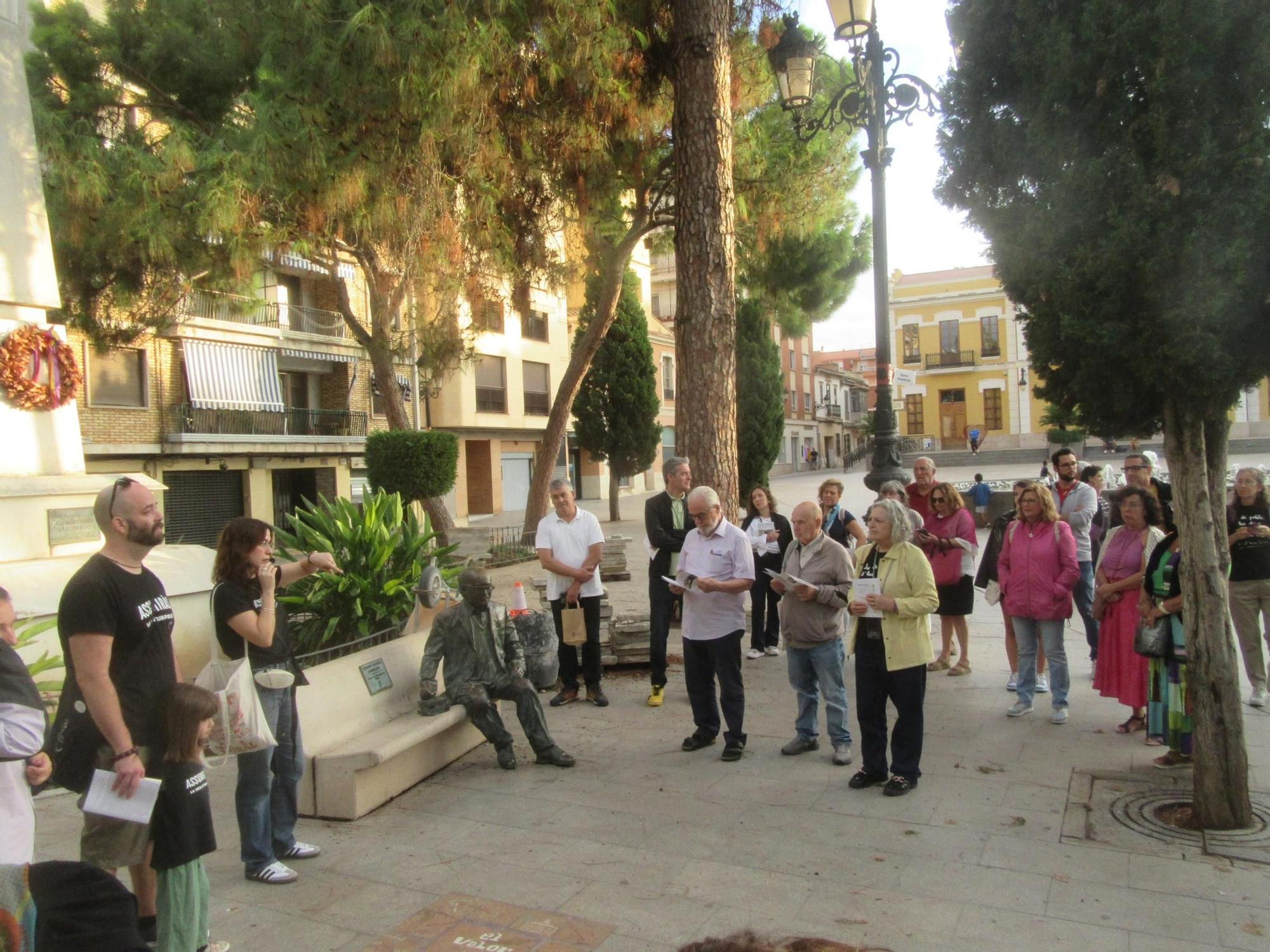 Salida del itinerario poético junto a la estatua de Estellés.