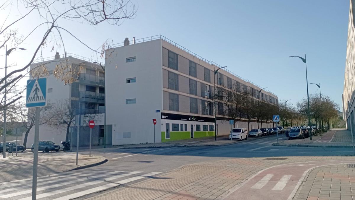 El bloque de VPO gestionado por InmoCaixa en Soliva, en la calle Cristóbal Cuevas, 22.
