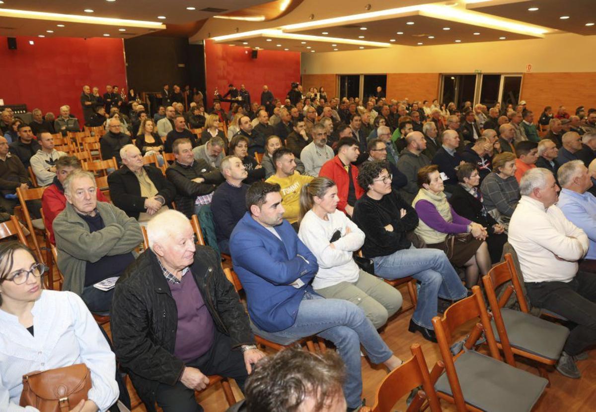 El presidente de la Xunta con otras autoridades y responsables de la cooperativa. |  Noé Parga
