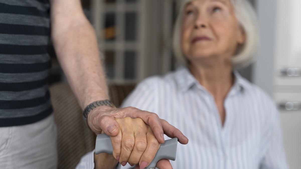 Los problemas de comunicación con las personas con alzhéimer provocan frustración.