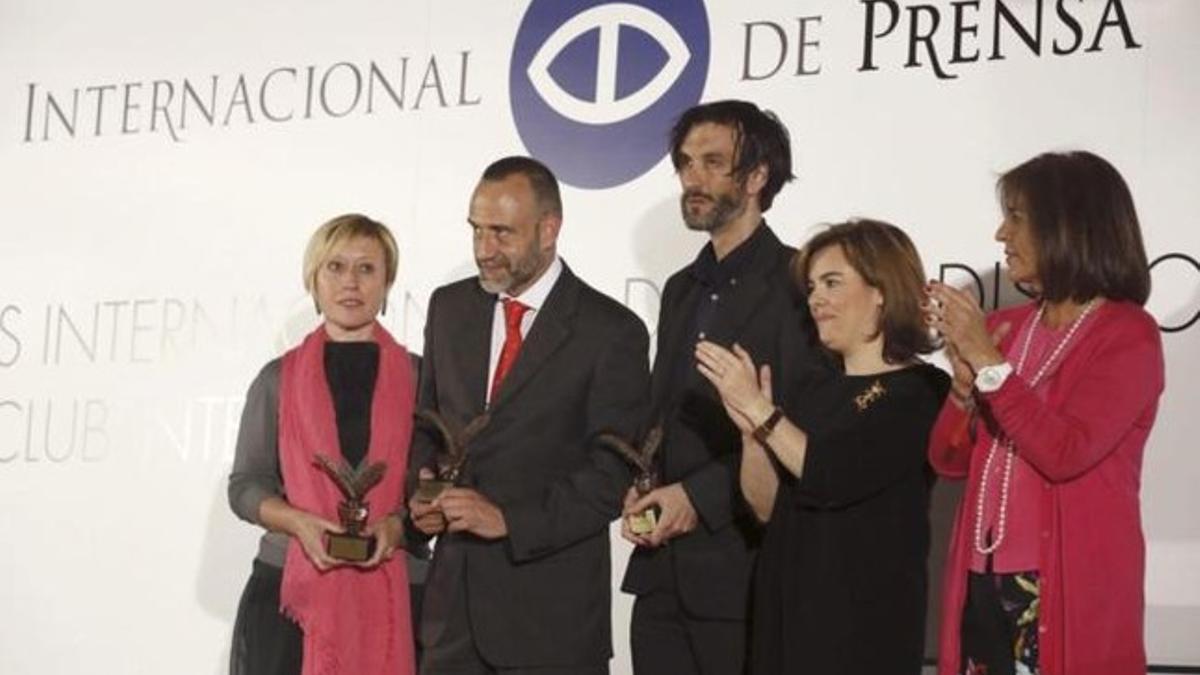 El corresponsal de EL PERIÓDICO, Marc Marginedas (izquierda) y el fotógrafo de 'El Mundo', Ricardo García Vilanova, arropados por la vicepresidenta del Gobierno, Soraya Sáenz de Santamaría, y la alcaldesa de Madrid, Ana Botella (ambas a la derecha).