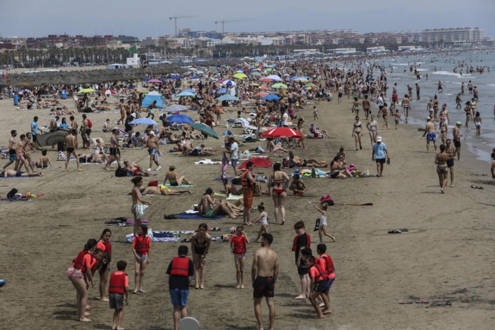 Las playas de València se llenan el primer fin de semana del verano