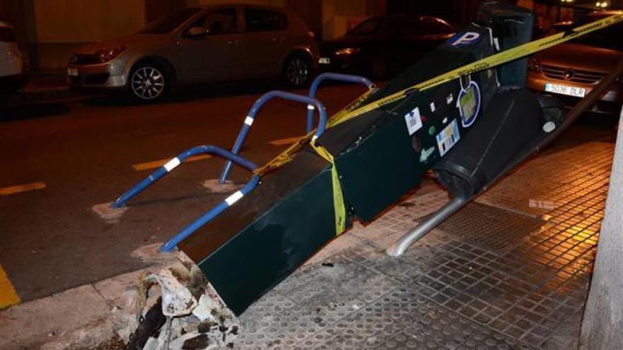 Der Parkautomat wurde aus seiner Verankerung gerissen.