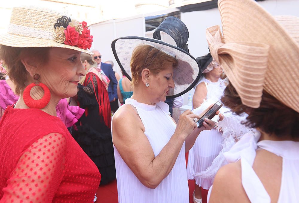 La Pasarela de Moda de la Semana del Mayor ha tenido como protagonistas a 132 modelos de entre 55 y 80 años, que han desfilado en la plaza de La Constitución.