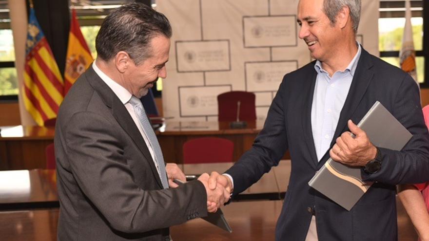 El rector de la Universidad Politécnica de Valencia, José E. Capilla y el CEO de Global Omnium, Dionisio García Comín, firman la renovación