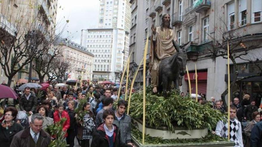 La imagen de La Borriquita en procesión hacia la catedral.  // Jesús Regal