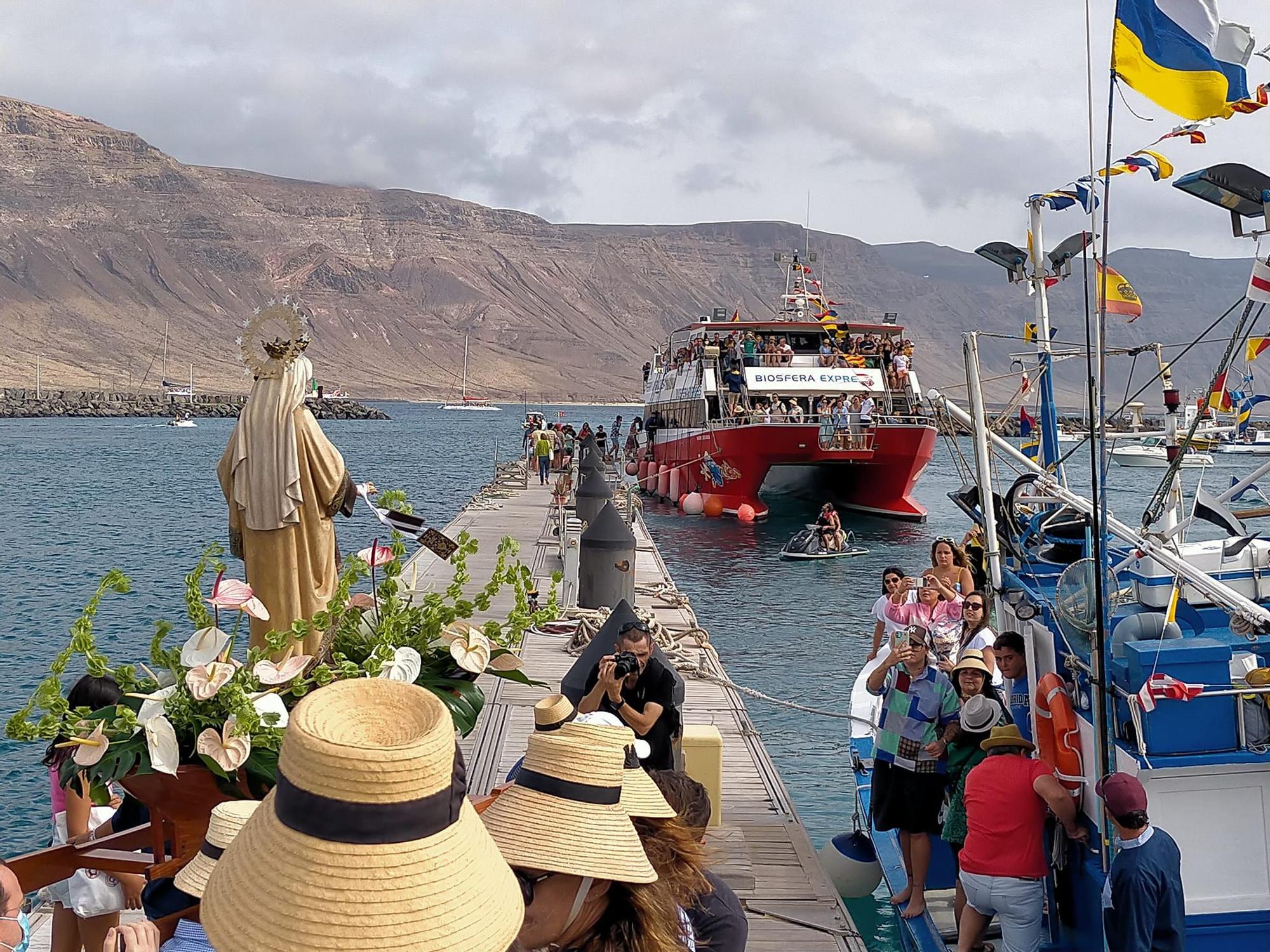 La Graciosa pasea a la Virgen del Carmen