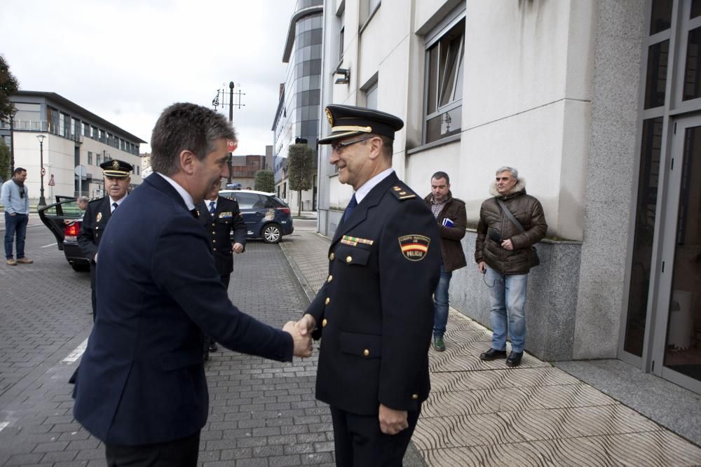 Visita de Ignacio Cosidó, director general de la policía, a la comisaría de Policía de Langreo