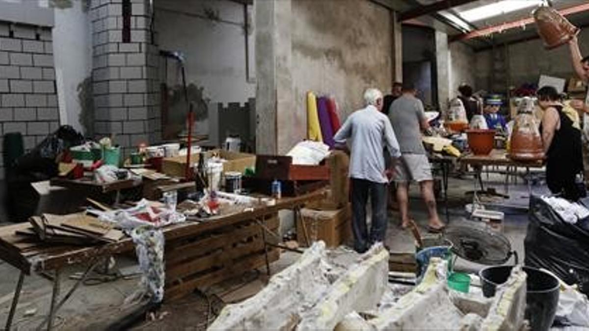 Local de la calle de Milà i Fontalans en el que trabajan los vecinos de Puigmartí.