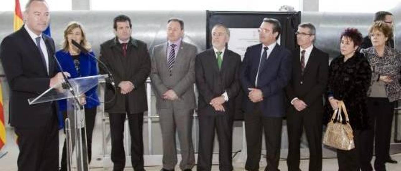 El presidente Fabra con alcaldes de la Ribera al inaugurar la potabilizadora.