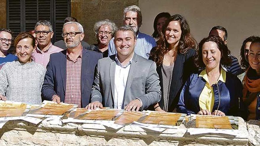 Autoridades y panaderos durante la presentación de la feria.