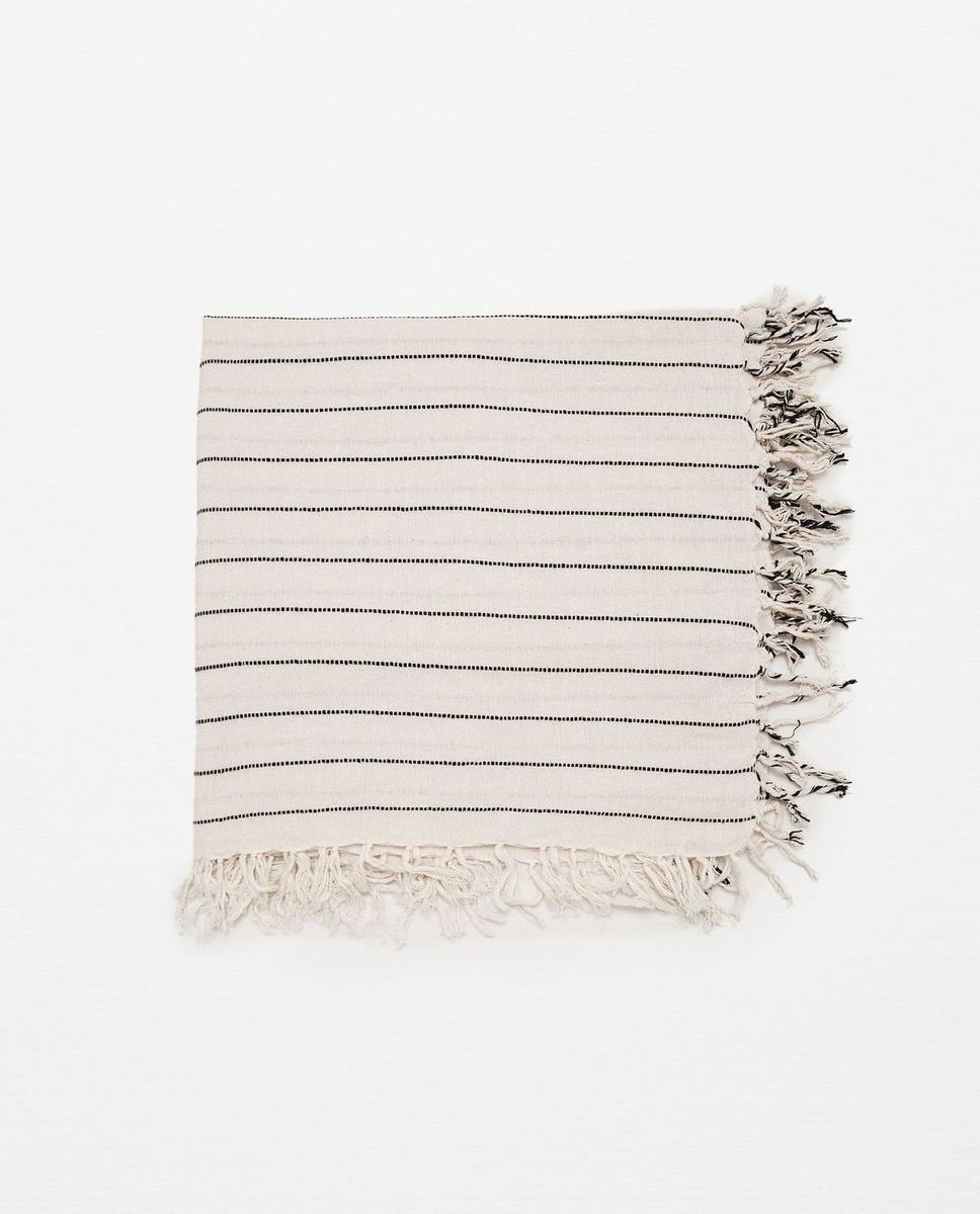 Rebajas, pañuelo de algodón con estampado de rayas de Zara (9,99€)