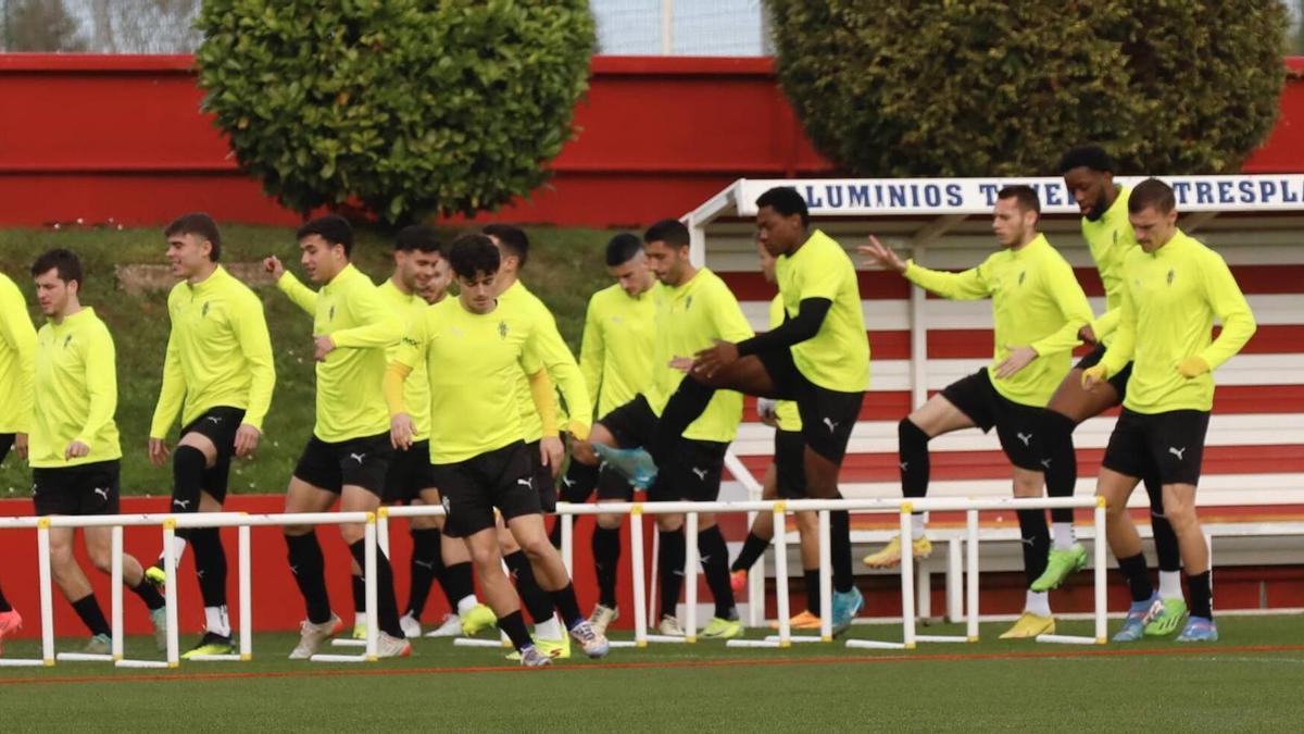 Los jugadores del Sporting, durante el entrenamiento de este martes.